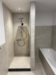 e bagno con doccia, vasca e vasca. di KRAICHGAU # Ein Haus mit 3 Schlafzimmer und Terrasse a Ittlingen