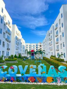 un parco giochi in un parco di fronte ai condomini di Fenix, Apartamento En Coveñas, Primer piso, 103 a Coveñas
