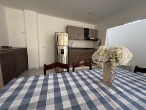 蒙波斯Casa amoblada en la Plaza del jazz的桌子上放着一瓶花