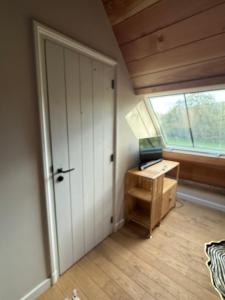 a room with a door and a desk and a window at Nanas Scheune in Lage +1 photo