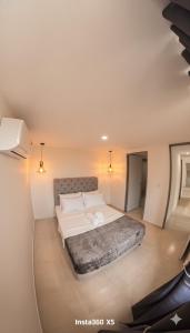 una camera da letto con un letto grande in una stanza di Fenix, Apartamento En Coveñas, Primer piso, 103 a Coveñas