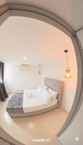 una camera da letto con un letto grande in una stanza di Fenix, Apartamento En Coveñas, Primer piso, 103 a Coveñas Altre 26 foto