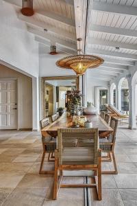 Χώρος καθιστικού στο Hidden Pearl Luxurious oceanview villa