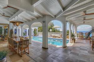 Πισίνα στο ή κοντά στο Hidden Pearl Luxurious oceanview villa