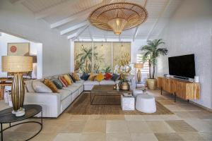 Μια τηλεόραση ή/και κέντρο ψυχαγωγίας στο Hidden Pearl Luxurious oceanview villa