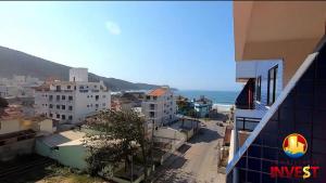 a view of a city with buildings and the ocean at Cobertura duplex Bombas in Bombinhas