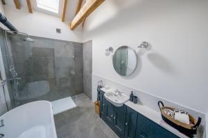 Un baño de An elegant countryside hideaway with four indulgent ensuite bedrooms 36 fotos más