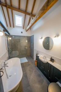 Un baño de An elegant countryside hideaway with four indulgent ensuite bedrooms