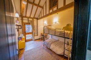 Una cama o camas en una habitación de An elegant countryside hideaway with four indulgent ensuite bedrooms