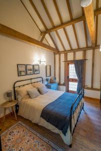 Una cama o camas en una habitación de An elegant countryside hideaway with four indulgent ensuite bedrooms