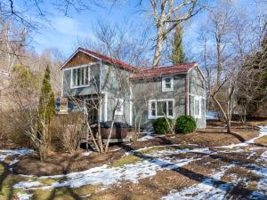 una casa con techo rojo en la nieve en A Parkway Cabin, en Boone