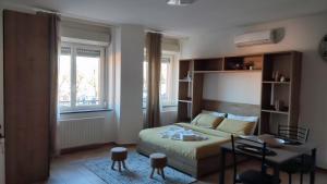 亚历山德里亚Vera Alloggio Alessandria nr2的一间卧室，里面有一张床、一张桌子和几把椅子。