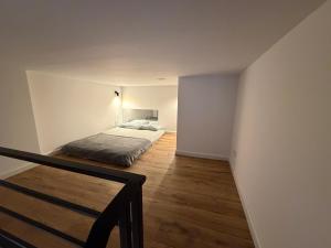 een slaapkamer met een bed in het midden van een kamer bij Hola Apartamenty Rewolucji 1905r in Łódź