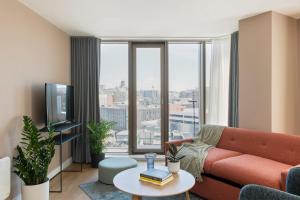 利物浦Cove Paradise Street的客厅里有一张沙发和一张桌子。 更多8张照片