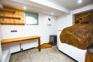 Un dormitorio con una cama y un escritorio. en Wow Reef Break, en Dondra West