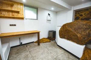 Un dormitorio con una cama y un escritorio. en Wow Reef Break, en Dondra West 15 fotos más