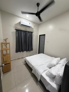 Ένα ή περισσότερα κρεβάτια σε δωμάτιο στο Homestay Rawang, Sg Choh