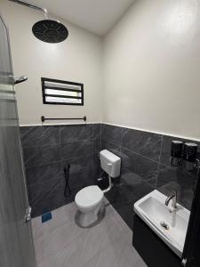 Ένα μπάνιο στο Homestay Rawang, Sg Choh +6 φωτογραφίες