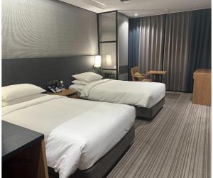 Ένα ή περισσότερα κρεβάτια σε δωμάτιο στο ETERNA Deluxe Double Rooms