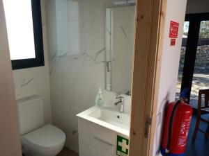 Koupelna v ubytování Studio Zambujinha + 2 fotografie