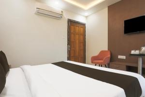 Postel nebo postele na pokoji v ubytování Hotel O by OYO S R Galaxy