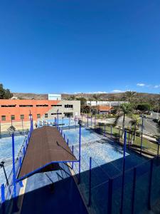 La alberca dentro o cerca de New and cozy apartment next to the beach