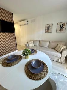 Un lugar para sentarse en New and cozy apartment next to the beach