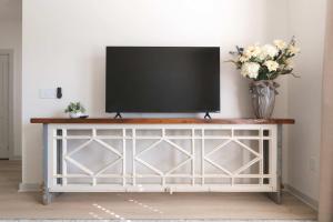 Una televisión o centro de entretenimiento en The Nesting Cottage 18 fotos más