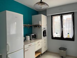 吕米伊1 Passage du Château的配有冰箱和微波炉的厨房 更多13张照片