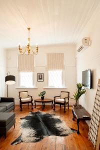 Cottage at 48 في غراف-رينيت: غرفة معيشة مع أريكة وطاولة