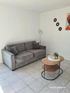 Posezení v ubytování La Manelière Logement 3 Gîte accessible PMR de campagne à 10 min du Puy duFou