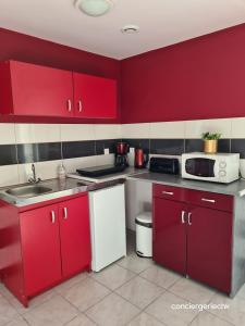 Kuchyň nebo kuchyňský kout v ubytování La Manelière Logement 3 Gîte accessible PMR de campagne à 10 min du Puy duFou