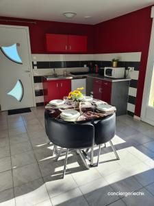 Kuchyň nebo kuchyňský kout v ubytování La Manelière Logement 3 Gîte accessible PMR de campagne à 10 min du Puy duFou