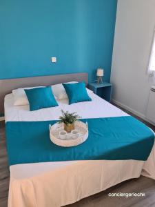 Postel nebo postele na pokoji v ubytování La Manelière Logement 3 Gîte accessible PMR de campagne à 10 min du Puy duFou + 39 fotografií