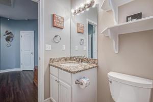 ein Badezimmer mit Waschbecken und Toilette in der Unterkunft Crystal Moon in Crystal Beach