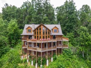 ein großes Holzhaus im Wald in der Unterkunft Hidden Ridge in Boone