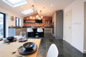 Η κουζίνα ή μικρή κουζίνα στο Appleyards Lane, Luxury 4 Bedroom Stay In Chester by Rework Accommodation