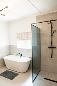 Cottage at 48 في غراف-رينيت: حمام مع حوض استحمام ودش زجاجي +45 صورة