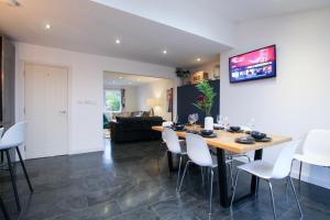 Μια τηλεόραση ή/και κέντρο ψυχαγωγίας στο Appleyards Lane, Luxury 4 Bedroom Stay In Chester by Rework Accommodation