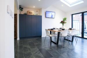 Μια τηλεόραση ή/και κέντρο ψυχαγωγίας στο Appleyards Lane, Luxury 4 Bedroom Stay In Chester by Rework Accommodation +50 φωτογραφίες