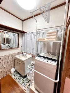 uma pequena cozinha com fogão e pia em 豊橋民泊 最大13名様 駐車場2台無料 駅徒歩7分 Traditional Japanese house ,Toyohashi Aichi ,7 minutes walk from the station ,2 free parking em Toyohashi