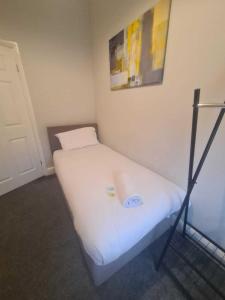 Postel nebo postele na pokoji v ubytování West Park Stays