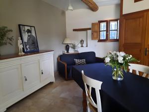 ein Wohnzimmer mit einem blauen Tisch und einem Sofa in der Unterkunft La Grange Bessac in Violès + 22 Fotos