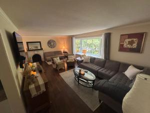滨湖尼亚加拉Vintage Pines Guest House的客厅里有一张沙发和一张桌子。