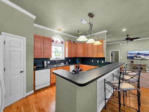 Η κουζίνα ή μικρή κουζίνα στο Geaux-N Coastal