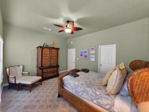 Ένα ή περισσότερα κρεβάτια σε δωμάτιο στο Geaux-N Coastal +80 φωτογραφίες