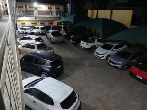 クイアバにあるHotel Guanabara Cuiabaの駐車場に停車した車の集団