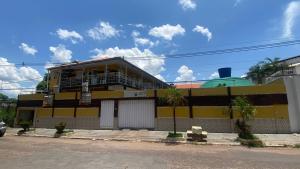 クイアバにあるHotel Guanabara Cuiabaの通路側の黄黒の建物