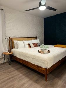um quarto com uma cama grande e uma ventoinha de tecto em Jungle House Columbus Downtown Free Parking Sleeps 8 - Steps to Convention Center & Nationwide Arena - 2BR Short North Luxury Home - Over 5,800 Five Star Stays em Columbus mais 15 fotografias
