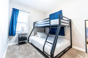 Ένα ή περισσότερα κρεβάτια σε δωμάτιο στο Work and Family Lodging in a Cozy Home